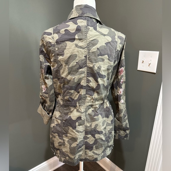Jade & Ivory Camo lightweight jacket sleeves are embroidered with flowers medium - Picture 12 of 15